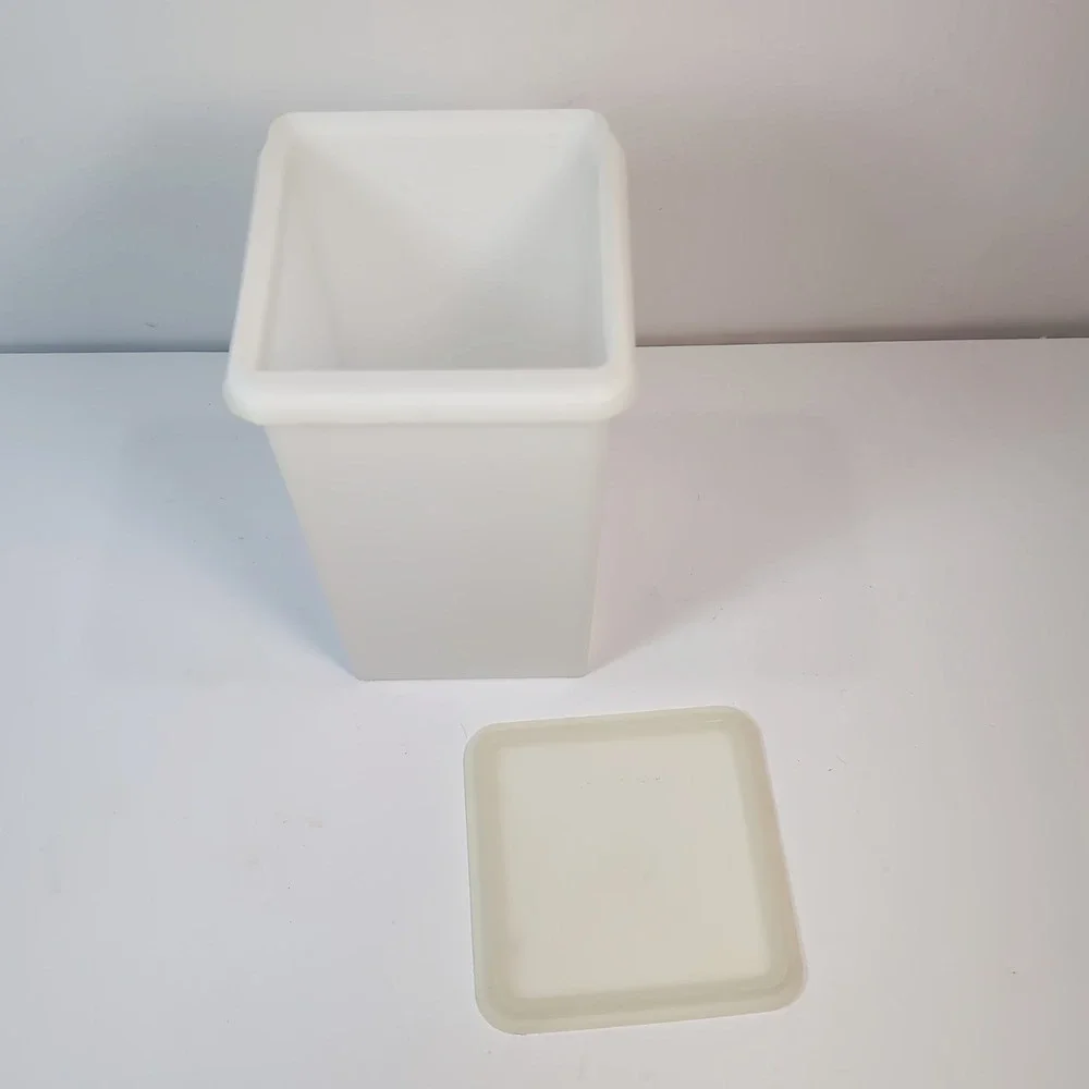 Vintage Tupperware #1314-1 Saltine Cracker Keeper‎ with #1315-2 Lid / Seal